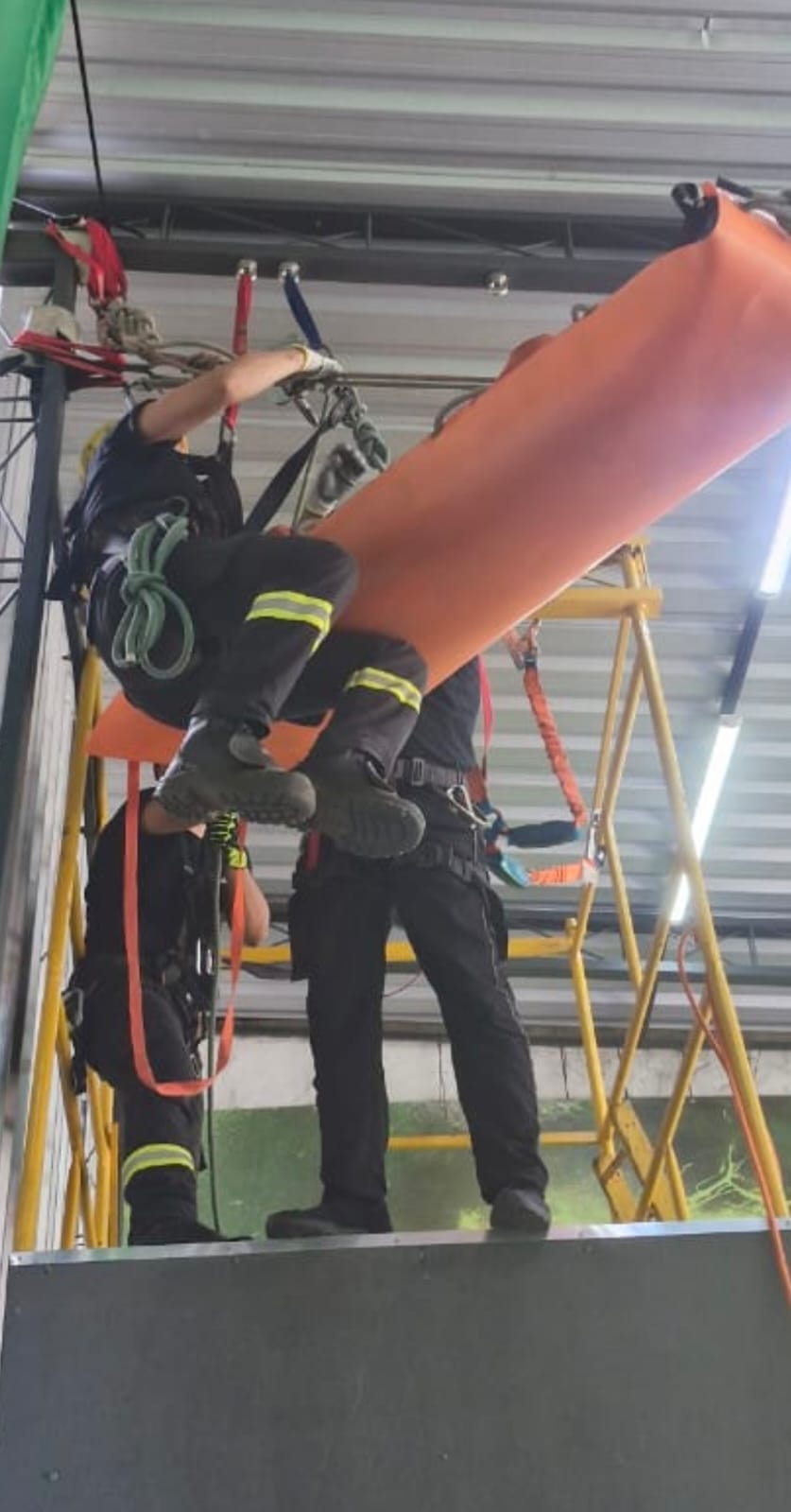 Salvamento com maca de resgate